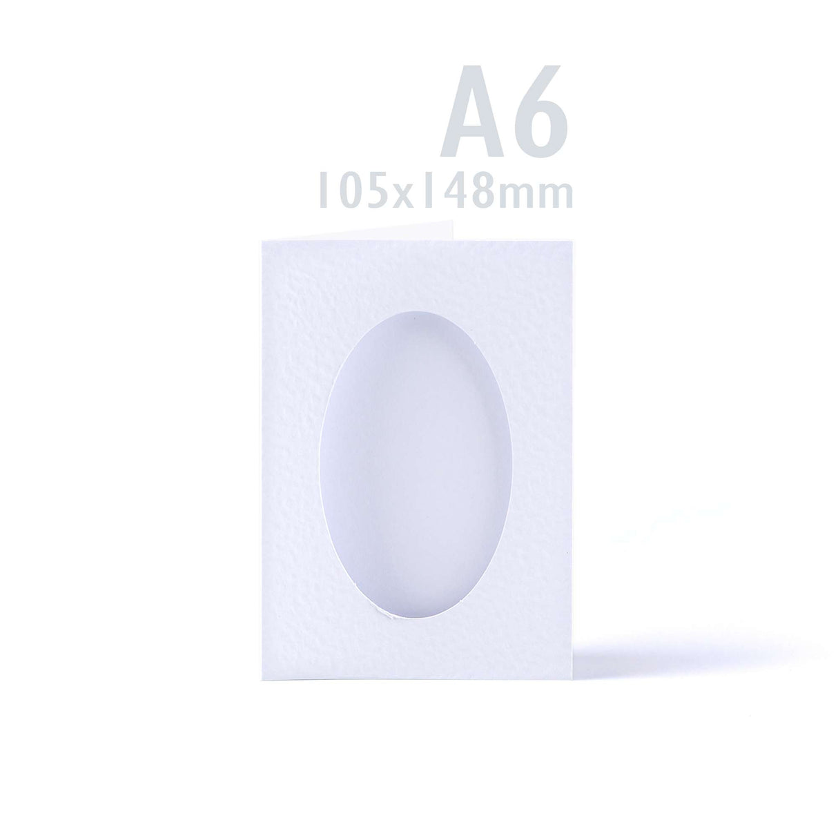 Bijele trostruko preklopne kartice s reljefnom teksturom i ovalnim otvorom – pakiranje