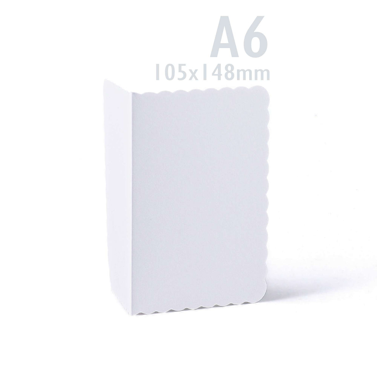 Bijele kartice i omotnice s valovitim rubom – pakiranje
