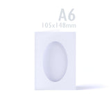 Bijele trostruko preklopne kartice s reljefnom teksturom i ovalnim otvorom – pakiranje