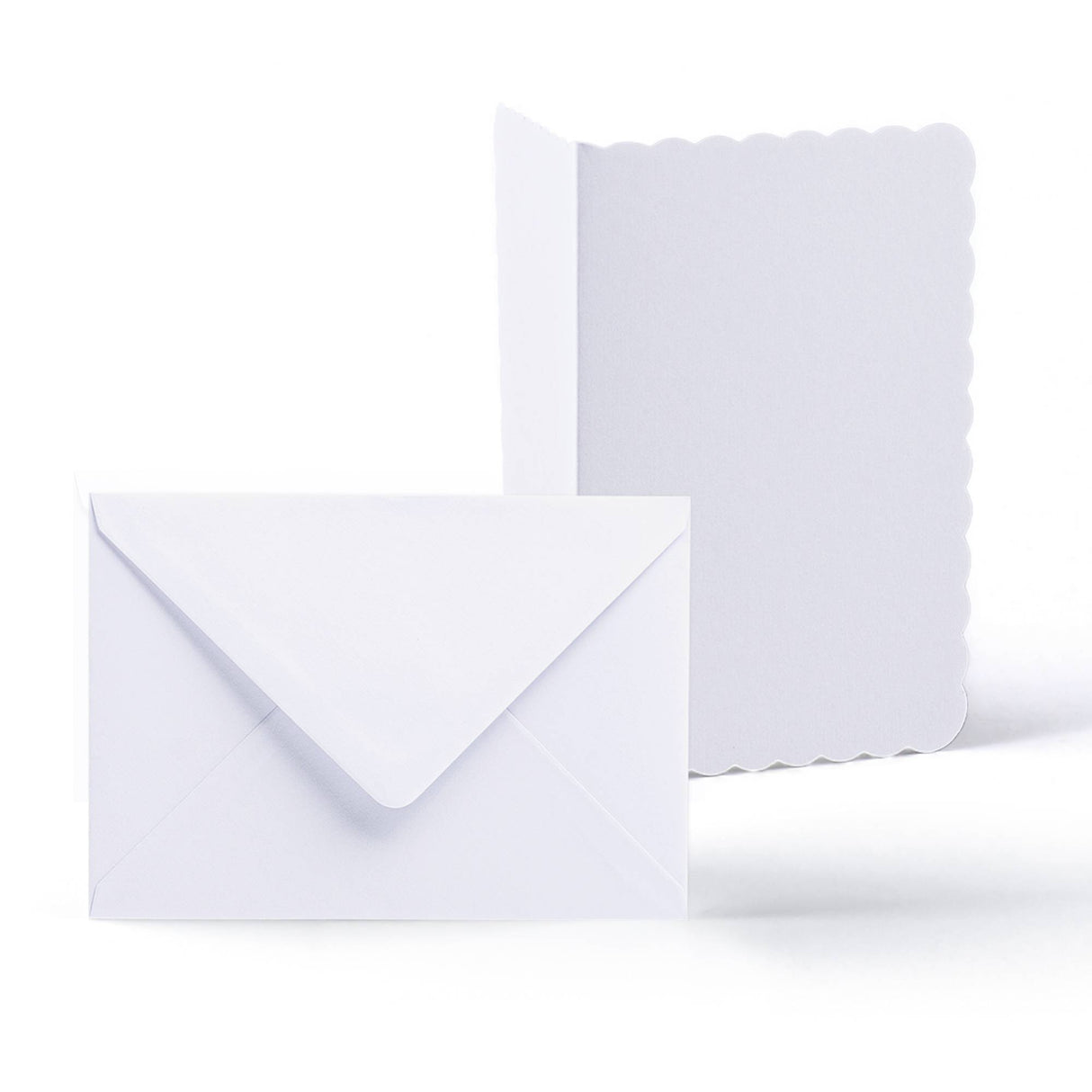 Bijele kartice i omotnice s valovitim rubom – pakiranje